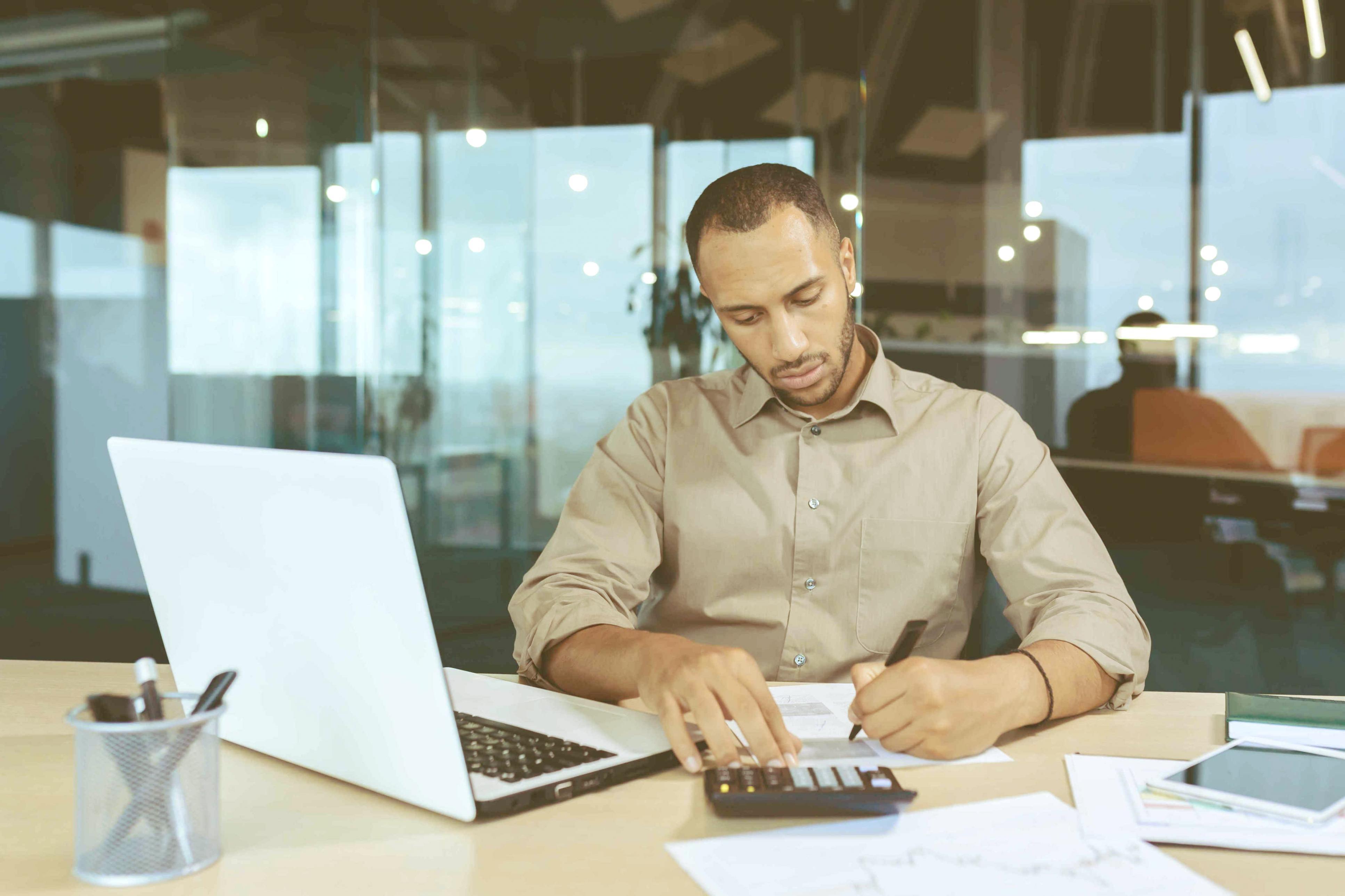 Студенты работают над проектами в творческой атмосфере